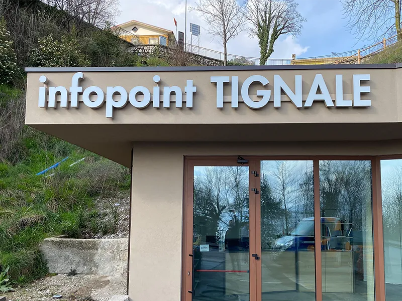 punto-informazioni-con-segnaletica-personalizzata