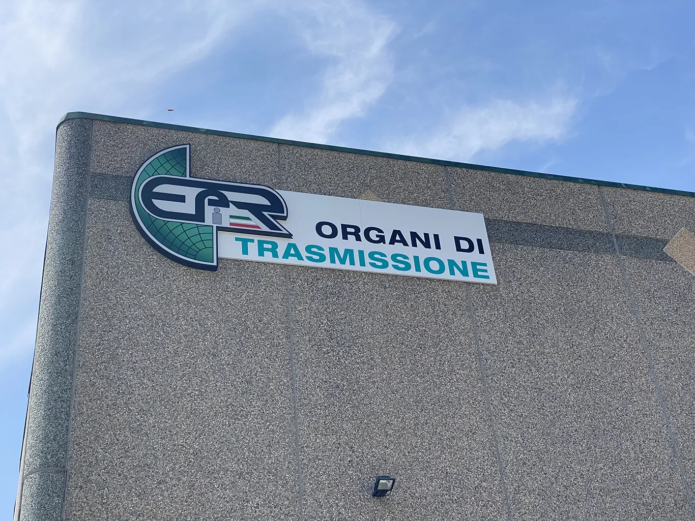 scritte-esterne-personalizzate-per-aziende