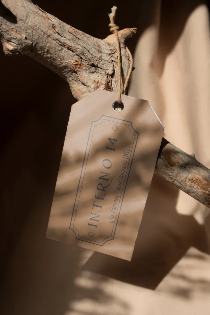 cartoncino-con-nome-attivita-commerciale
