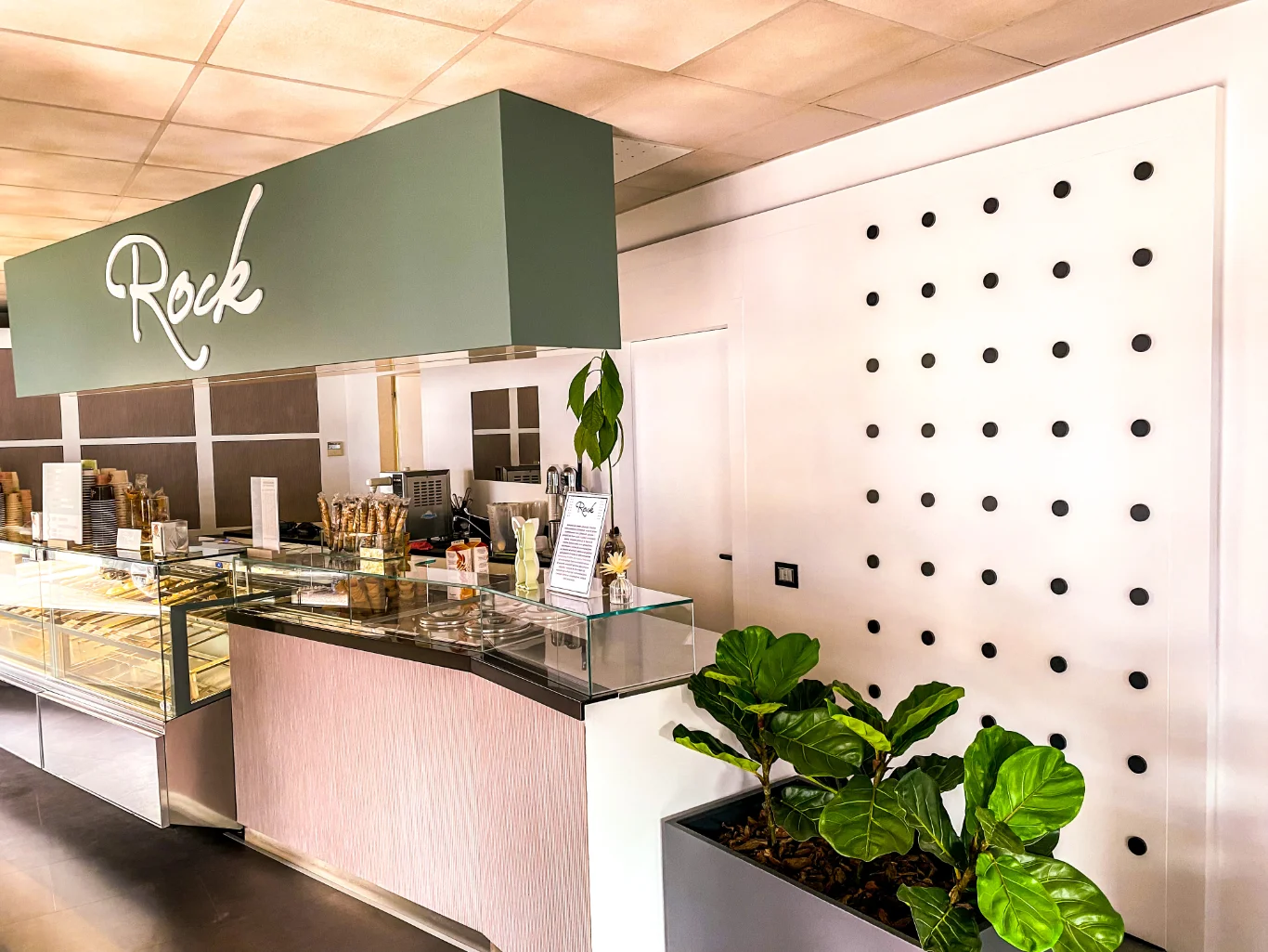 interno-gelateria-con-decorazione-a-muro