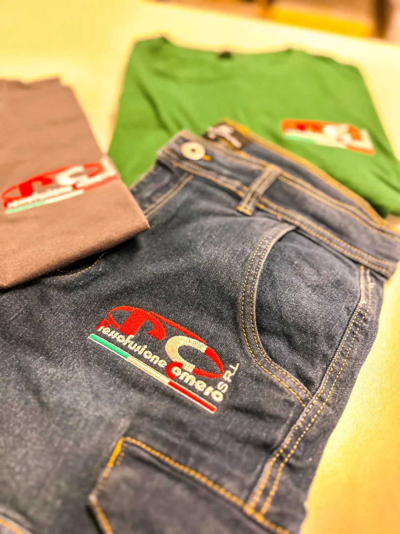 jeans-e-magliette-con-logo-ricamato